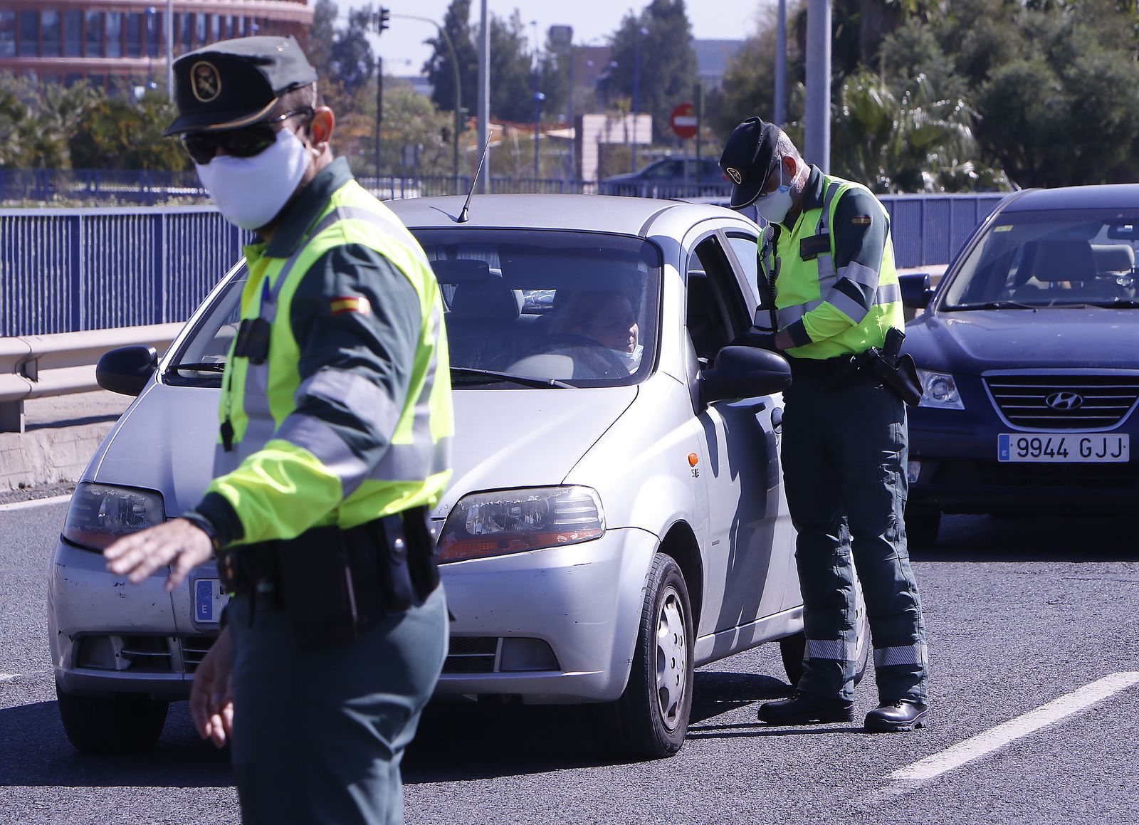 Controles de la Guardia Civil y Policía Local agradeciendo aplausos