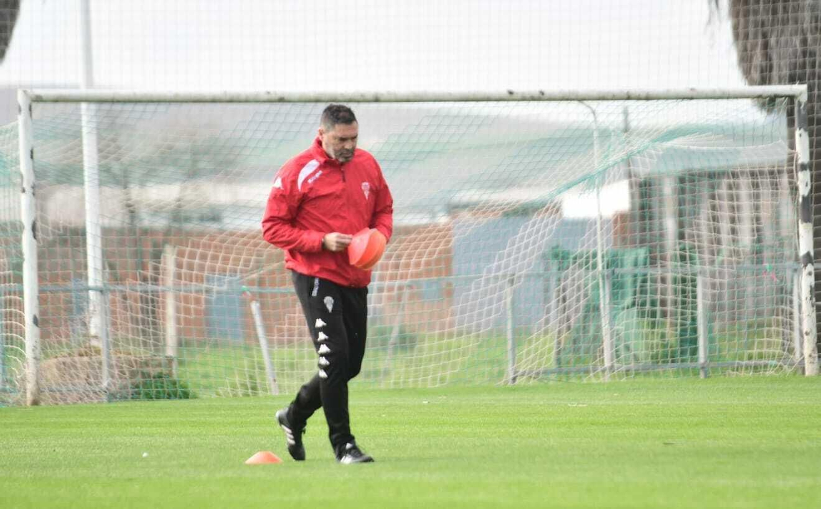 Rafa Navarro dispone unas picas durante una sesión de entrenamiento en la Ciudad Deportiva.