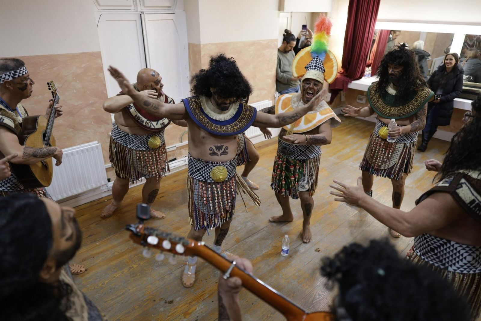 Toté en el centro de su chirigota con Joselito de chamán en camerinos.