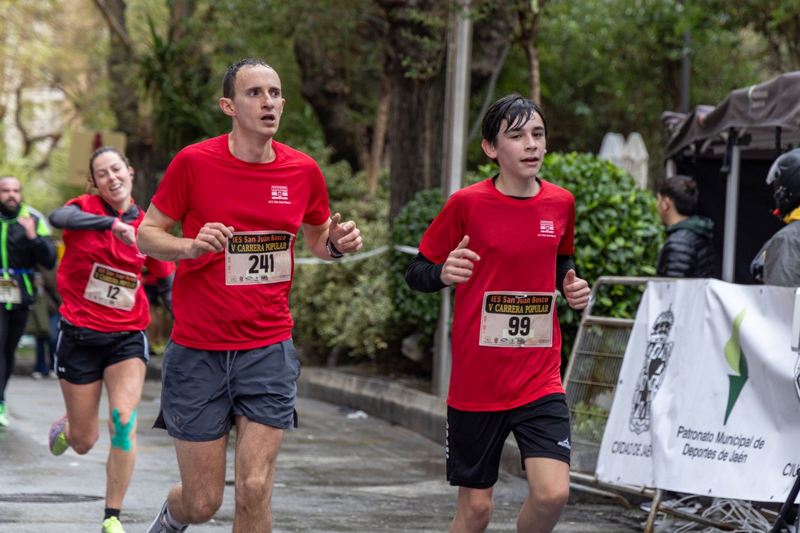 En imágenes: la lluvia no frena a más de un millar de corredores en la V Carrera Popular del IES San Juan Bosco (1)