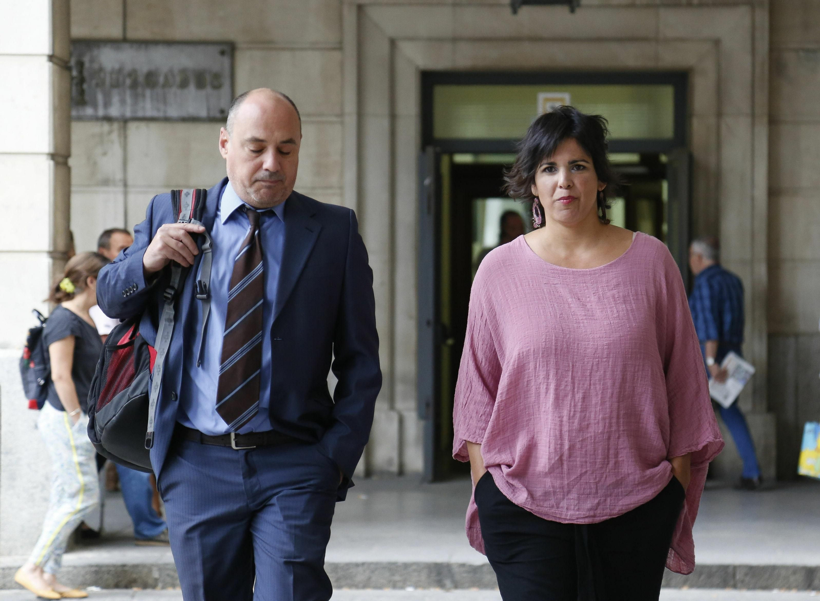 Teresa Rodríguez y su abogado, llegando a la Audiencia Provincial