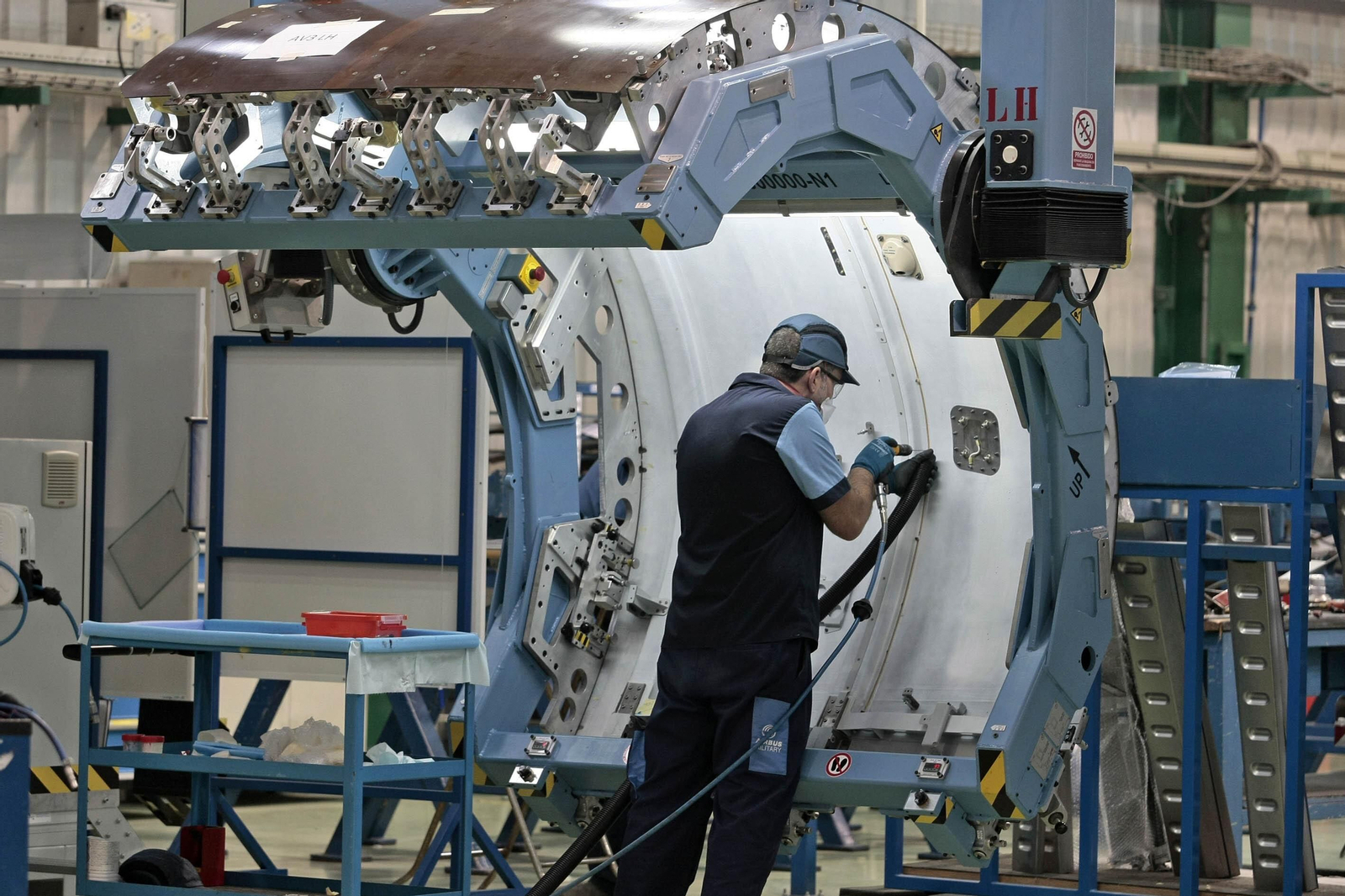 Un operario de Airbus trabaja en la factoría.