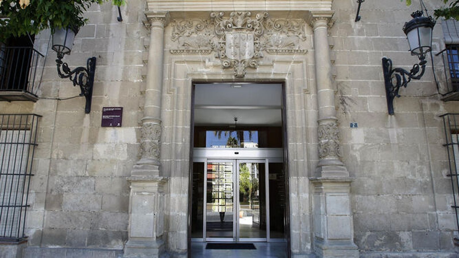 La oficina de información turística se ubica provisionalmente en el antiguo Ayuntamiento de la plaza del Polvorista.