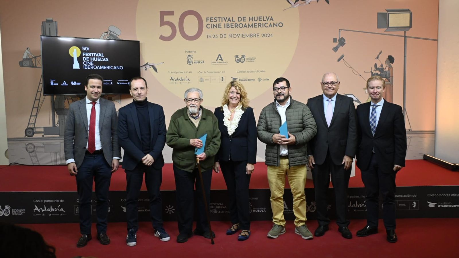 Foto de familia con los premiados de la sección 'Pantalla Huelva', este jueves en la Casa Colón.