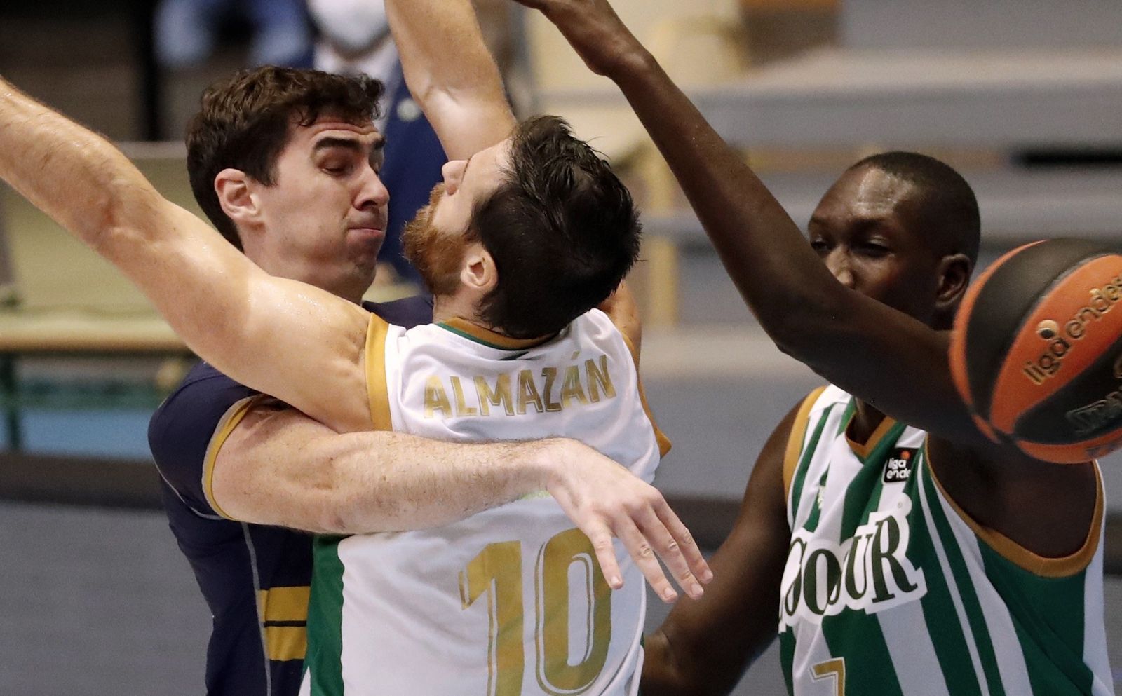 Cohen dobla la pelota ante la presión de Almazán y Niang.