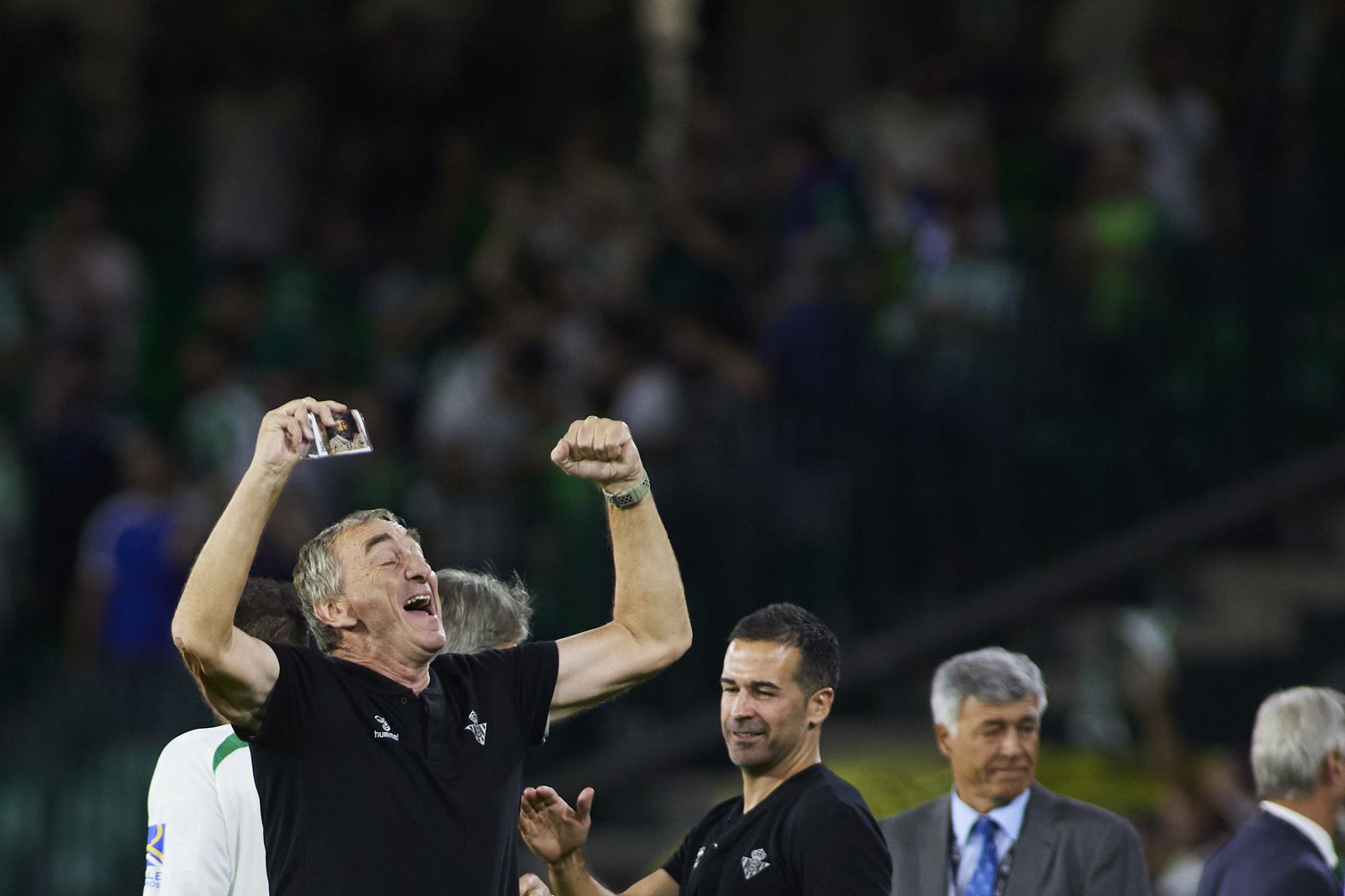 Rubén Cousillas con una estampa del Cristo de la Sentencia