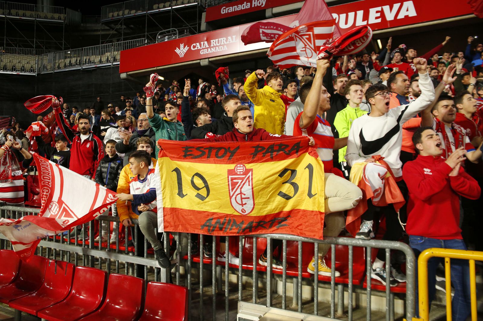 Fotos: la afición 'bendice' al Granada CF en Los Cármenes antes del partido de Copa