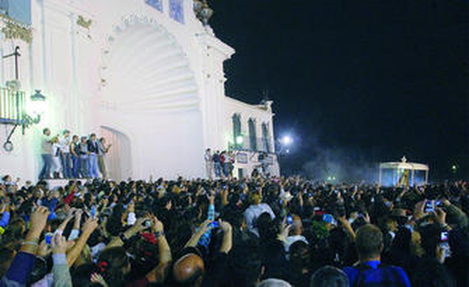 Momento en que la Blanca Paloma abandona su Santuario y encara una explanada llena de gente.