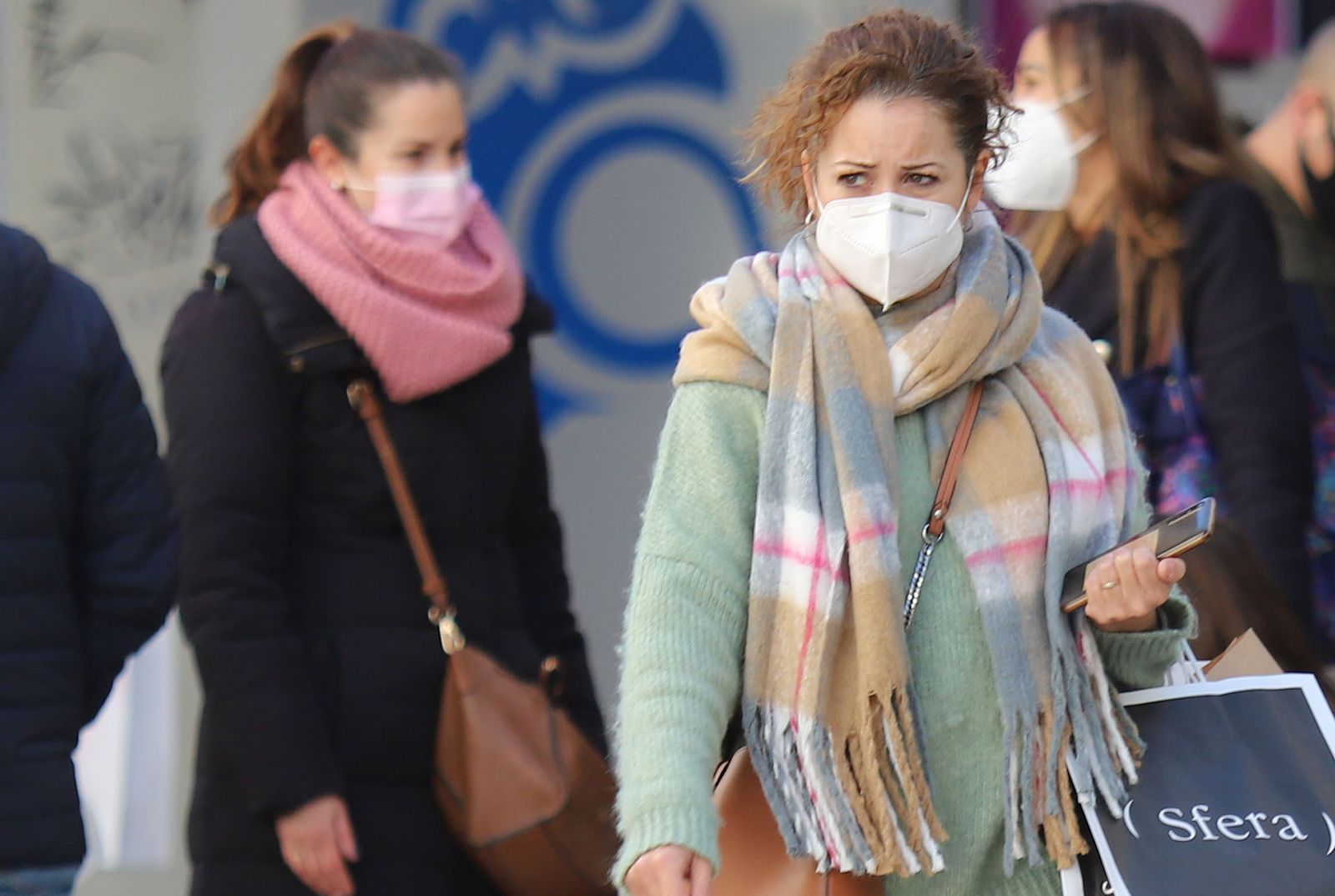 Jornada de frío intenso en las calles de Huelva