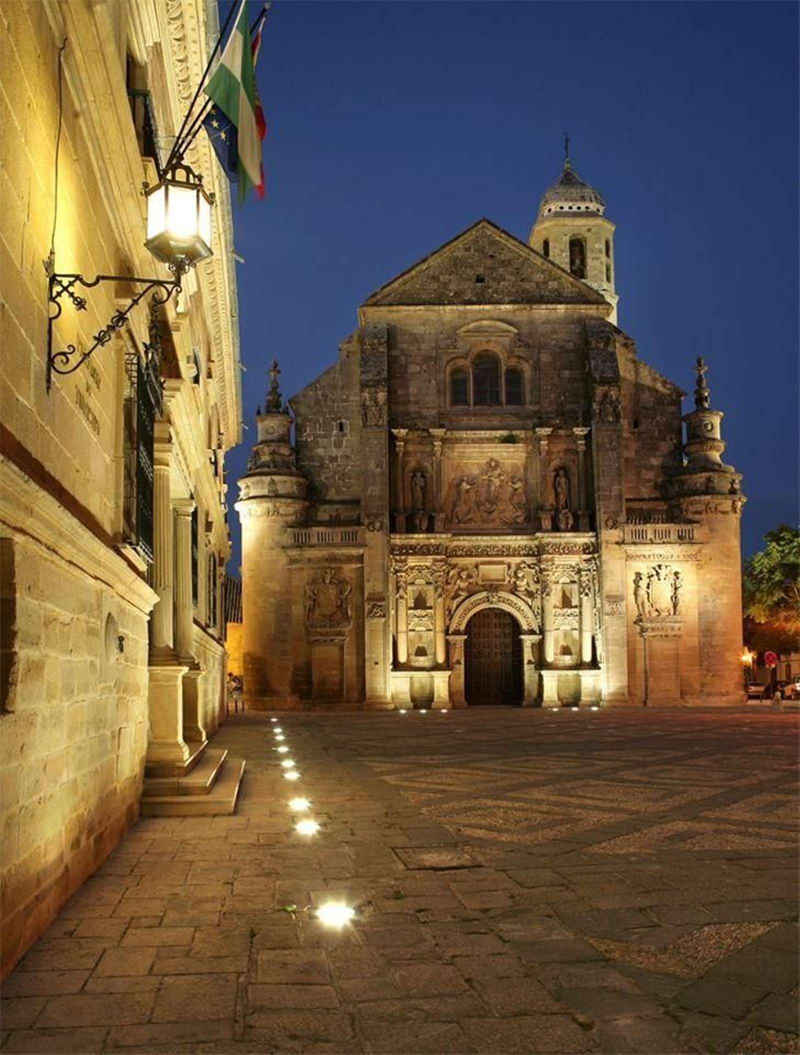 Portada de la Sacra Capilla de El Salvador, la obra más ambiciosa de toda la arquitectura religiosa privada del Renacimiento español. Portada de la Sacra Capilla de El Salvador, la obra más ambiciosa de toda la arquitectura religiosa privada del Renacimiento español.