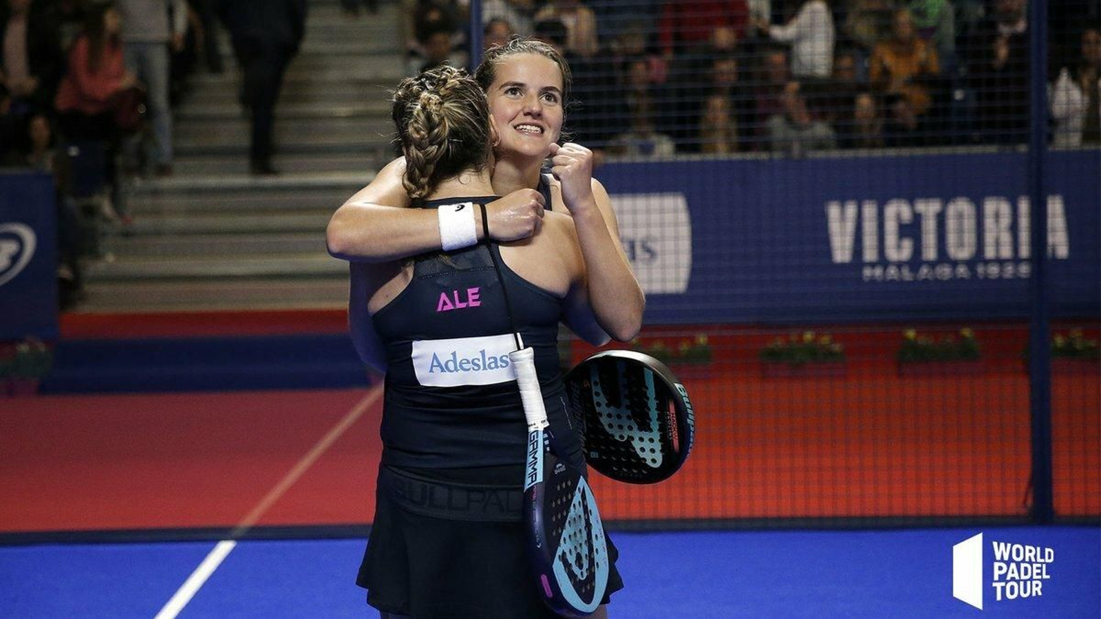 Alejandra Salazar y Ariana Sánchez celebran su pase a la final.