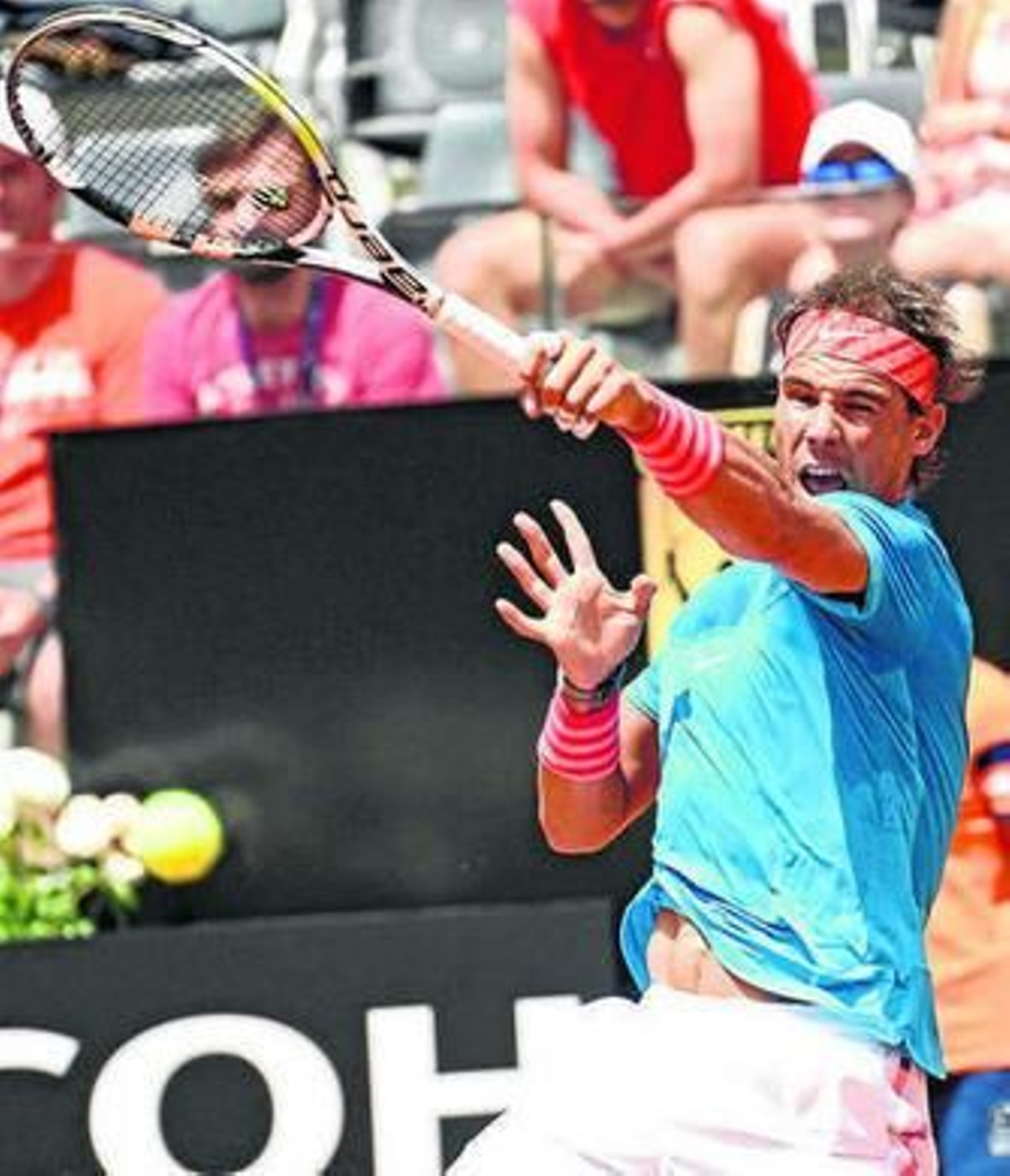 Rafael Nadal devuelve la bola a John Isner.