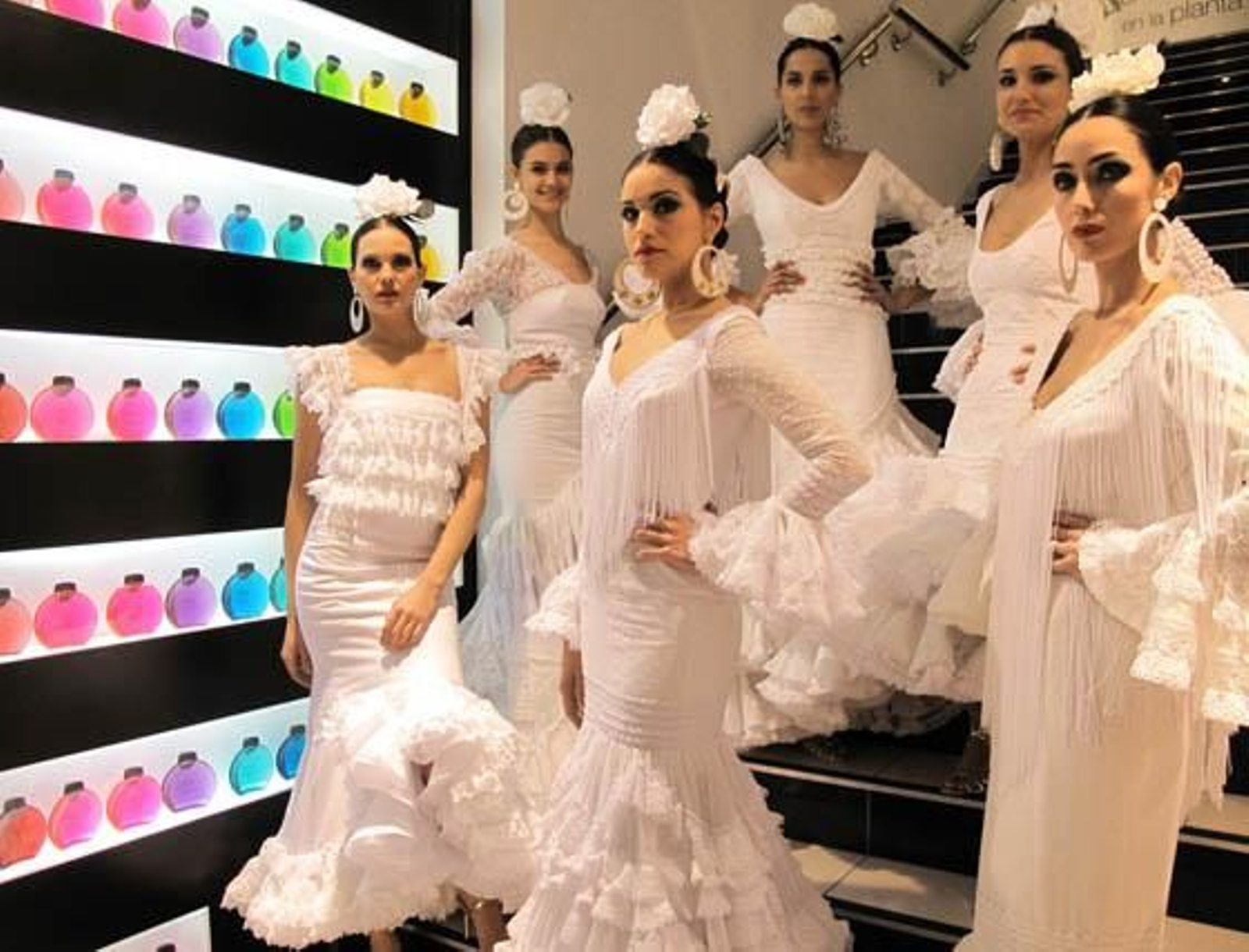 La modelos de Doble Erre Mercedes Muñoz, con traje de Carmen Jarén, Desiré Cordero, vestida por Rosalía Zahino; Ana Araceli Jiménez, Miss Sevilla 2010, de Pilar Vera; Ángela Cristina (Mari Carmen Cruz); Dulce Marín, de Luchi Cabrera, y la ex miss Lola Alcocer (Nuevo Montecarlo), maquilladas por Sephora.

Foto: Victoria Ramirez