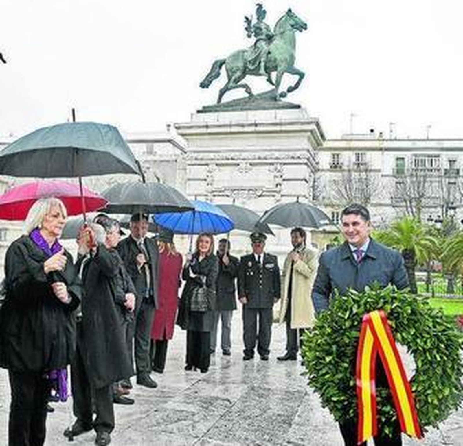 El anterior equipo de Gobierno, en la ofrenda floral de 2014.