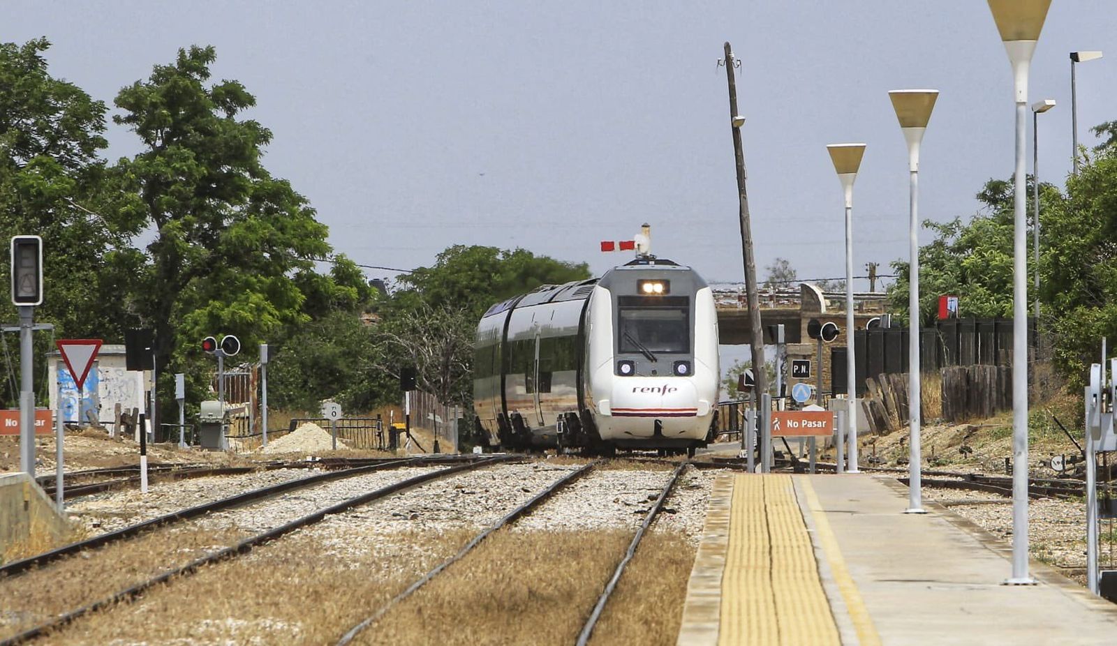 El tren de Media Distancia inaugural entra en la estación de Osuna