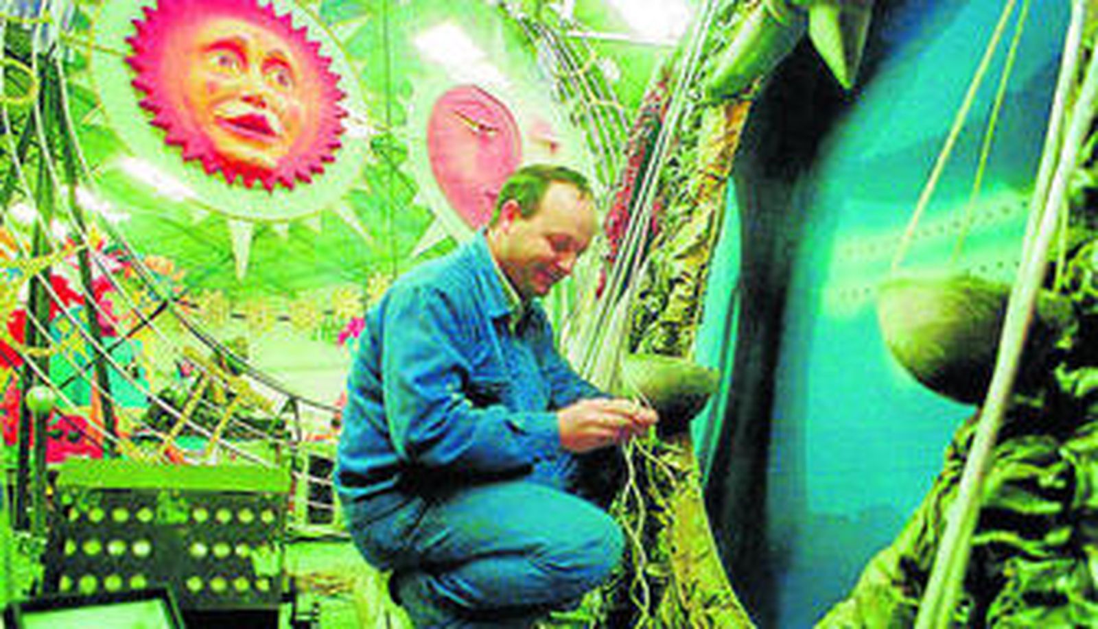 Un artesano trabaja en una carroza de la cabalgata de Carnaval.