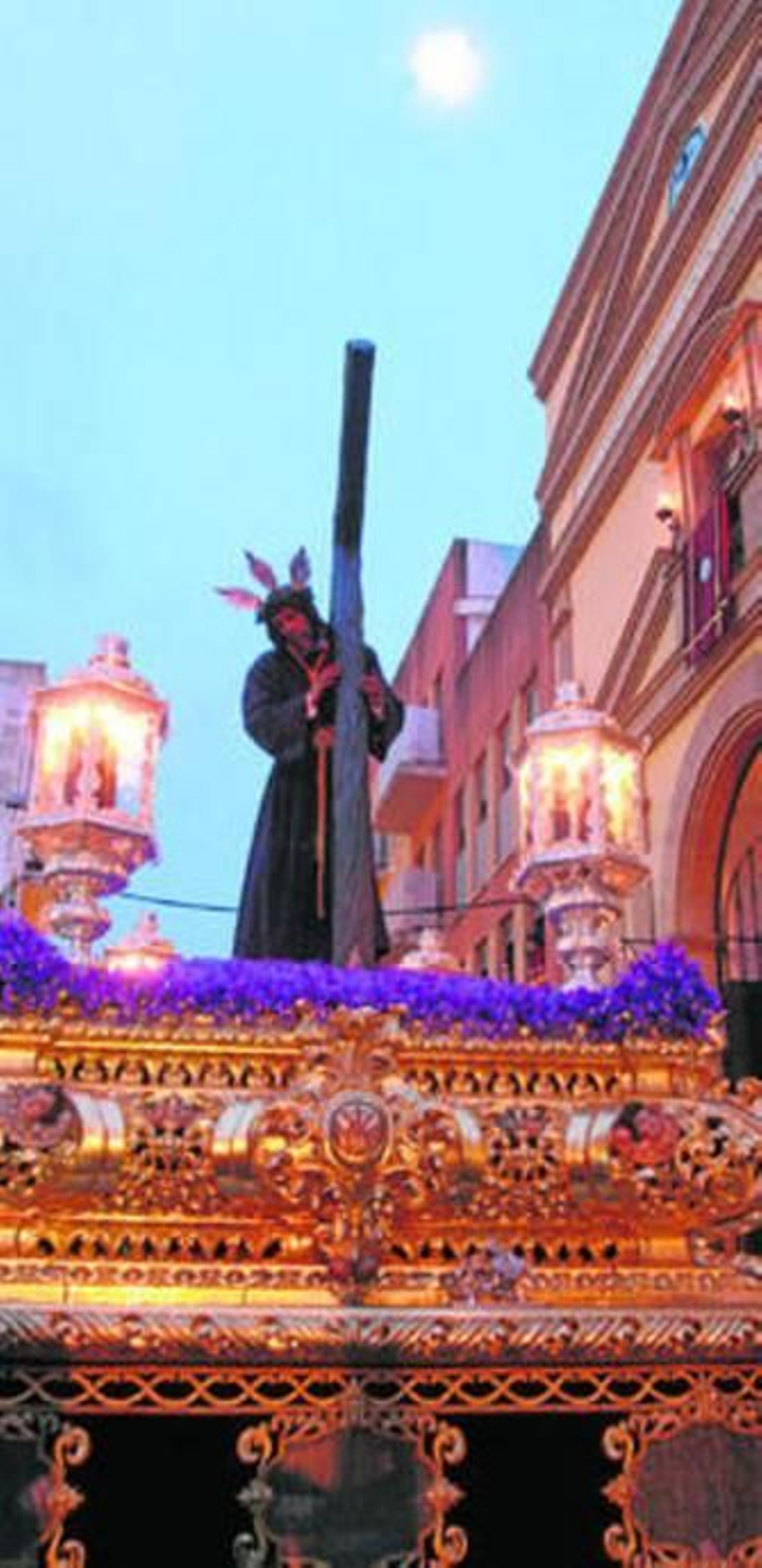 Bella imagen del Señor del Calvario, en la calle que lleva su nombre.