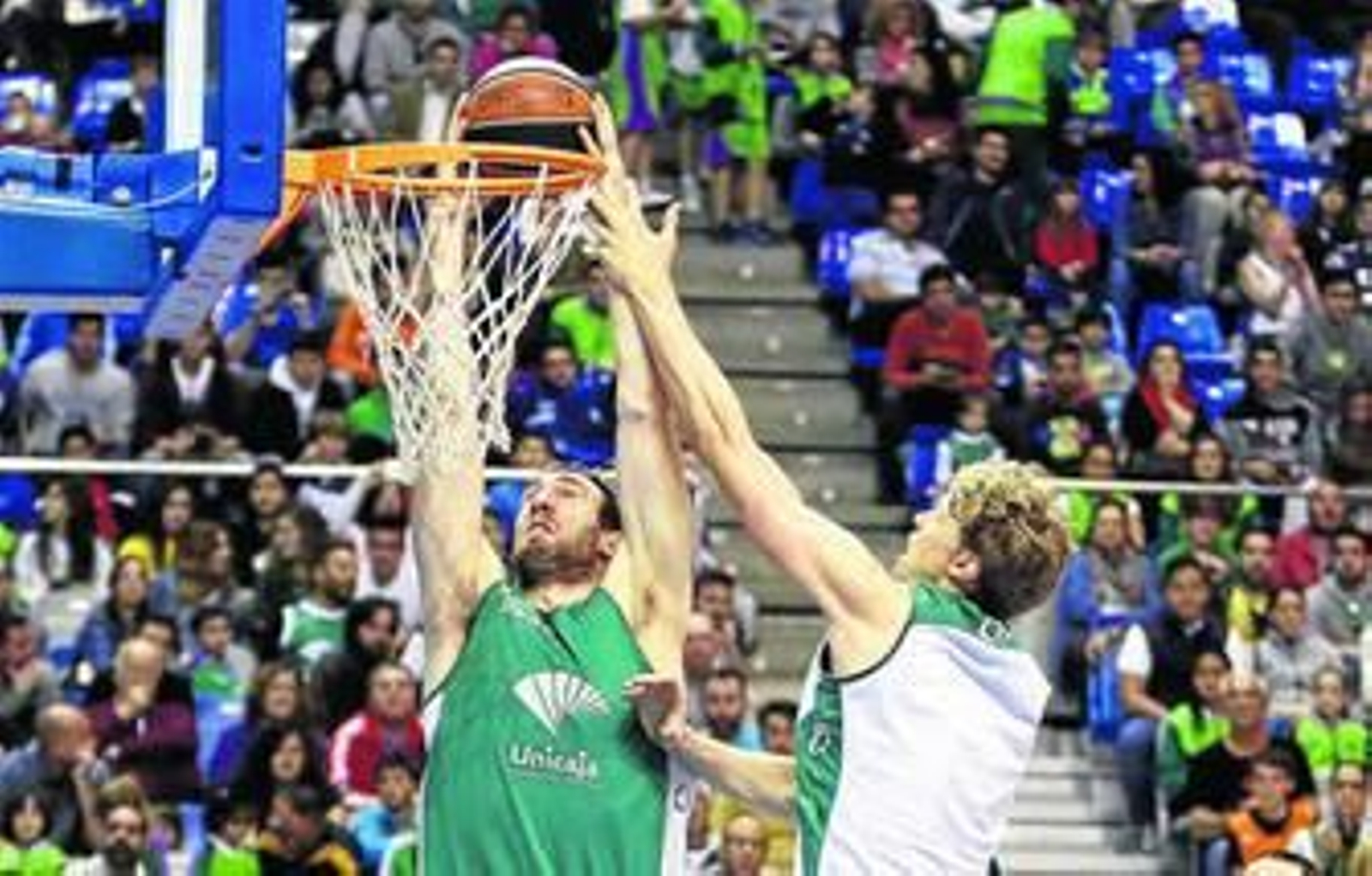 Kuzminskas intenta taponar un mate de Golubovic durante un entrenamiento.