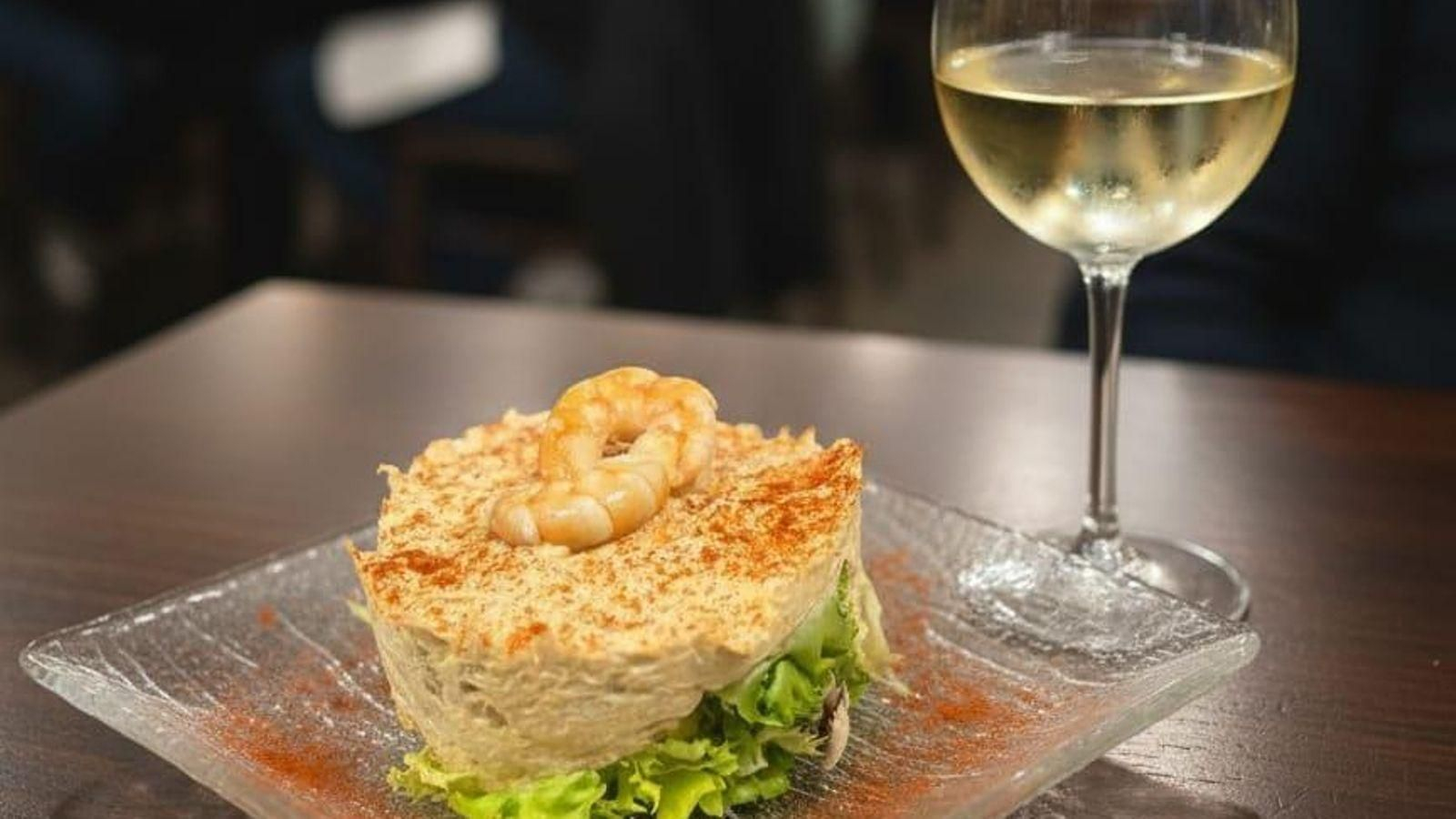 Ensaladilla de raya y langostinos