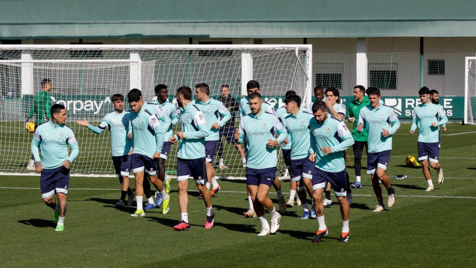 El Betis se ejercita en la Ciudad Deportiva Luis del Sol con Guido y Ayoze.