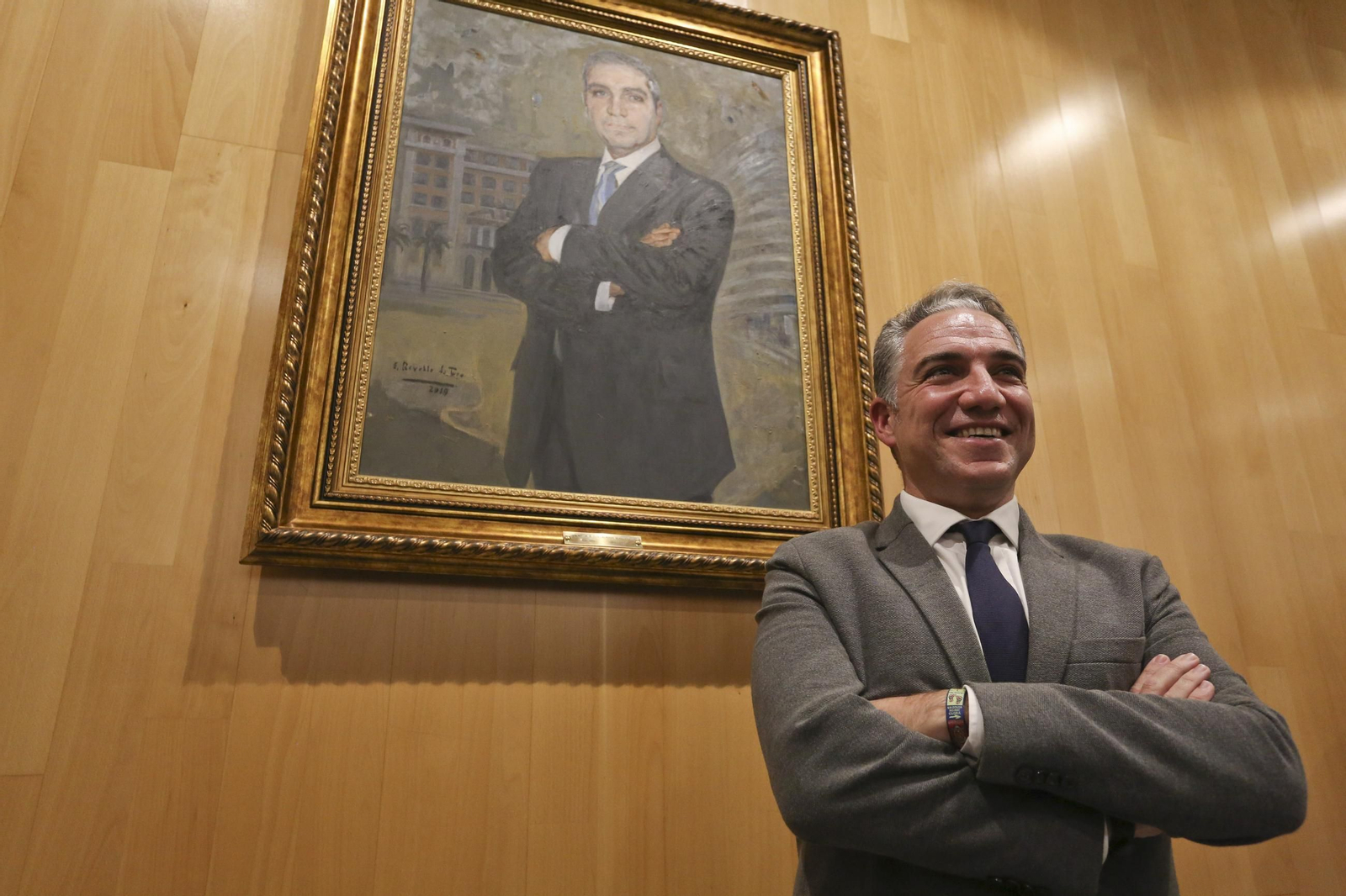 Elías Bendodo posa junto a su cuadro en Diputación de Málaga, que recuerda su etapa de presidente.