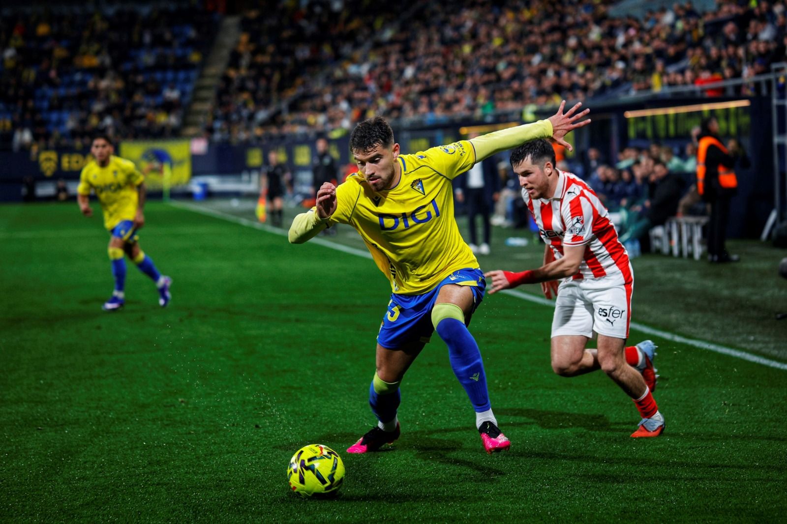 García Pascual se escapa de un rival.