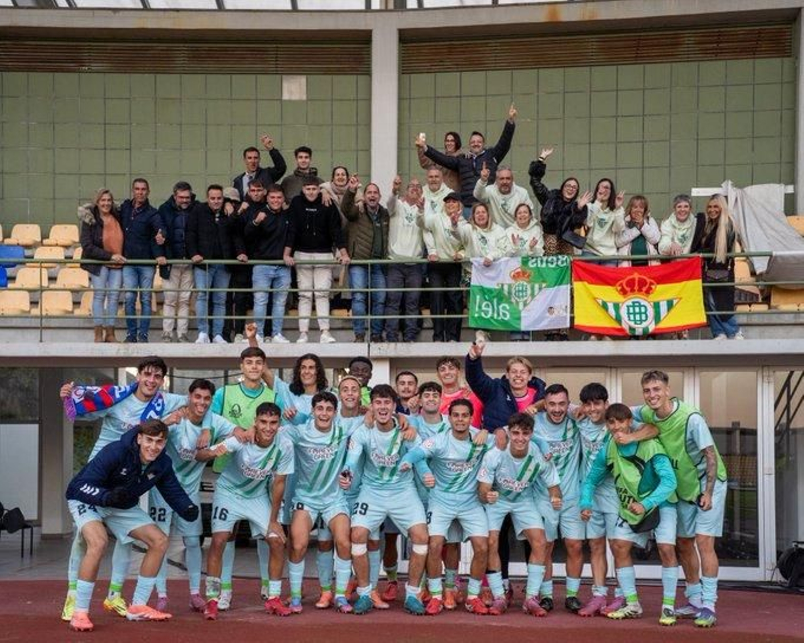 Los jugadores del Betis celebran el triunfo con la afición en las instalaciones del Oporto.