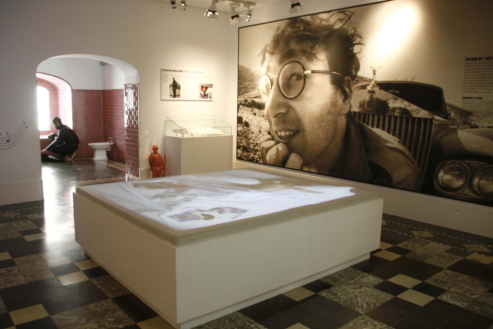 La Sala 5 de la Casa del Cine con la cama y el baño de John Lennon.