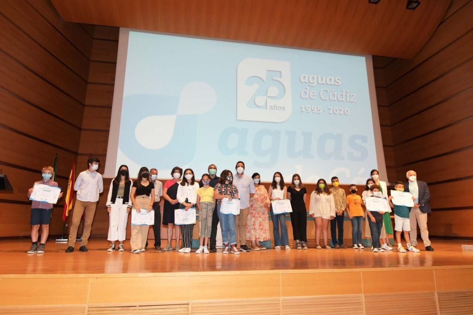 El alcalde de Cádiz junto a los ganadores y finalistas del concurso de microrrelatos Aguas de Cádiz.