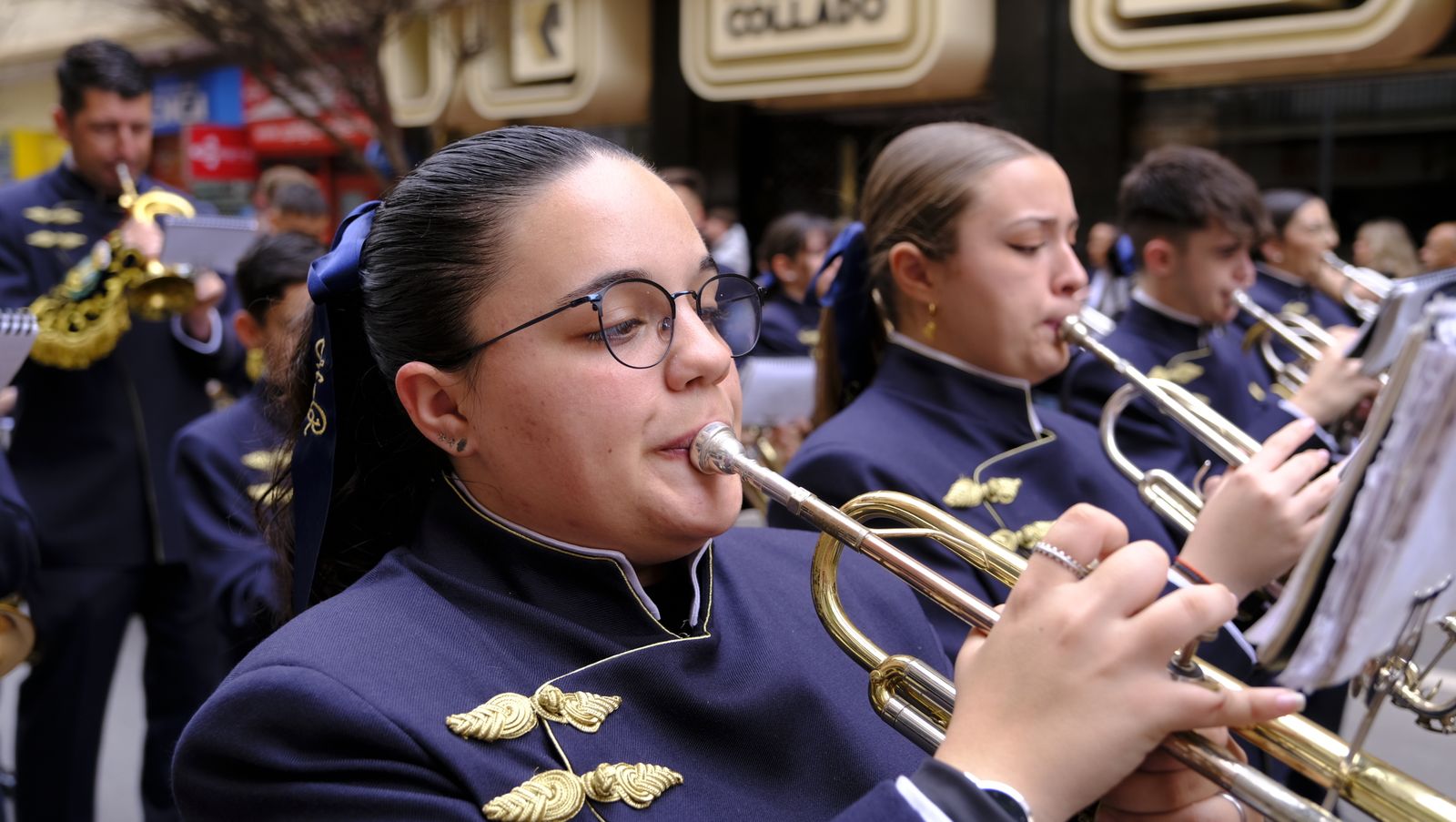 La Borriquita procesiona por las calles de Almería, en imágenes