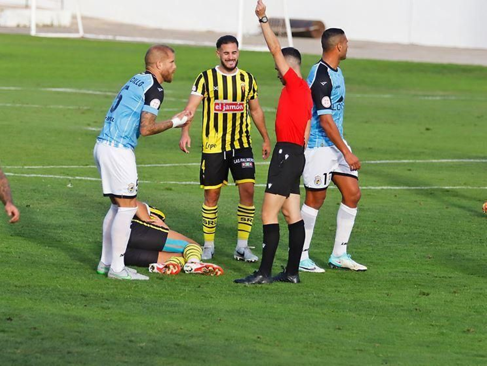 Morcillo protesta tras ver, en Lepe, la quinta cartulina de su ciclo