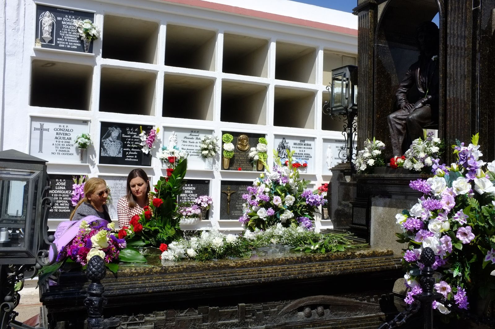 La alcaldesa y la viuda de Camarón de La Isla depositan un ramo de flores en el mausoleo en el que descansan los restos del mítico cantaor.