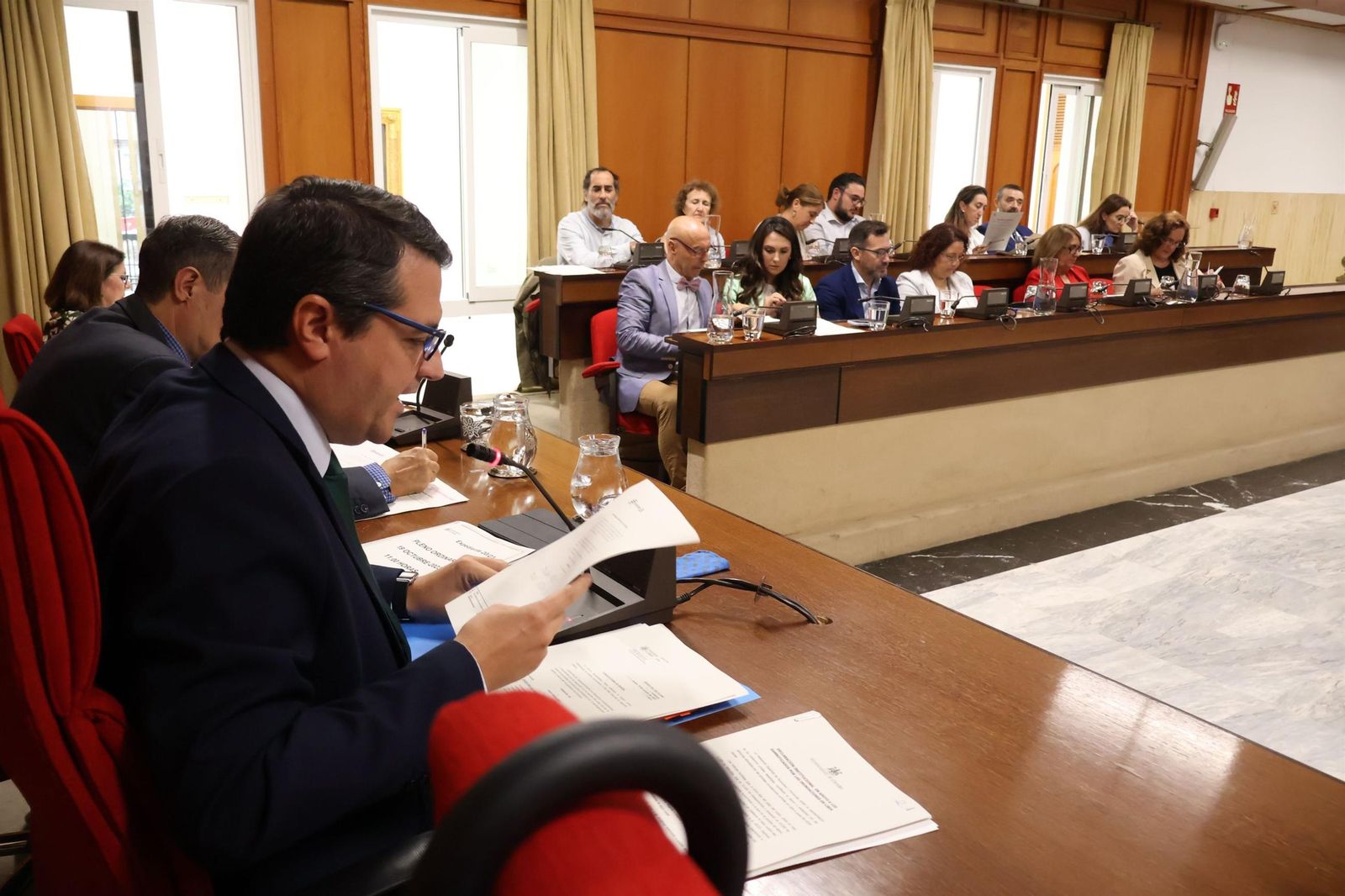 El alcalde, José María Bellido, lee un documento a la Corporación durante un Pleno