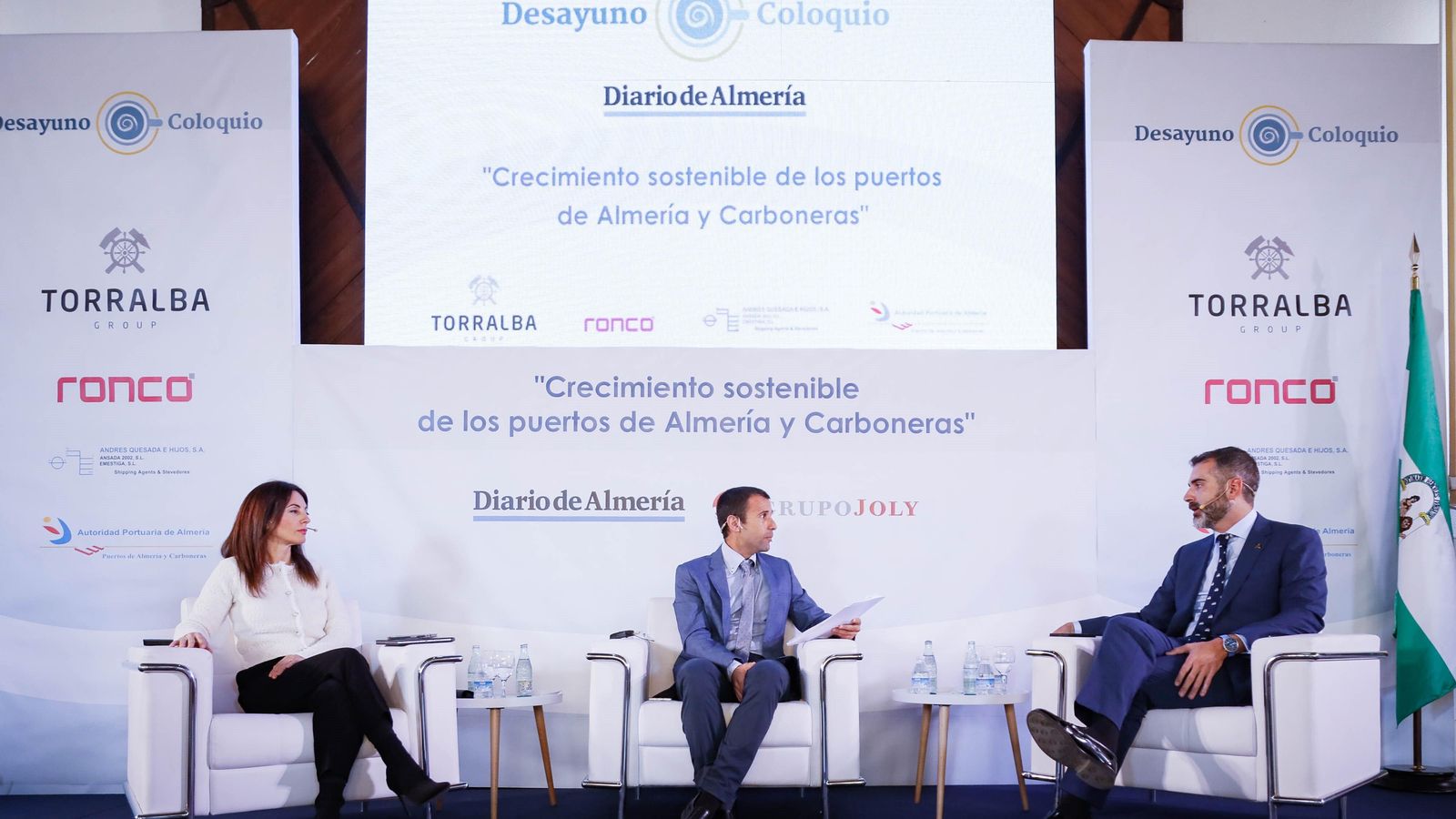 Un momento del coloquio, con el moderador interpelando a la presidenta de la APA, Rosario Soto, y al consejero Ramón Fernández-Pacheco.