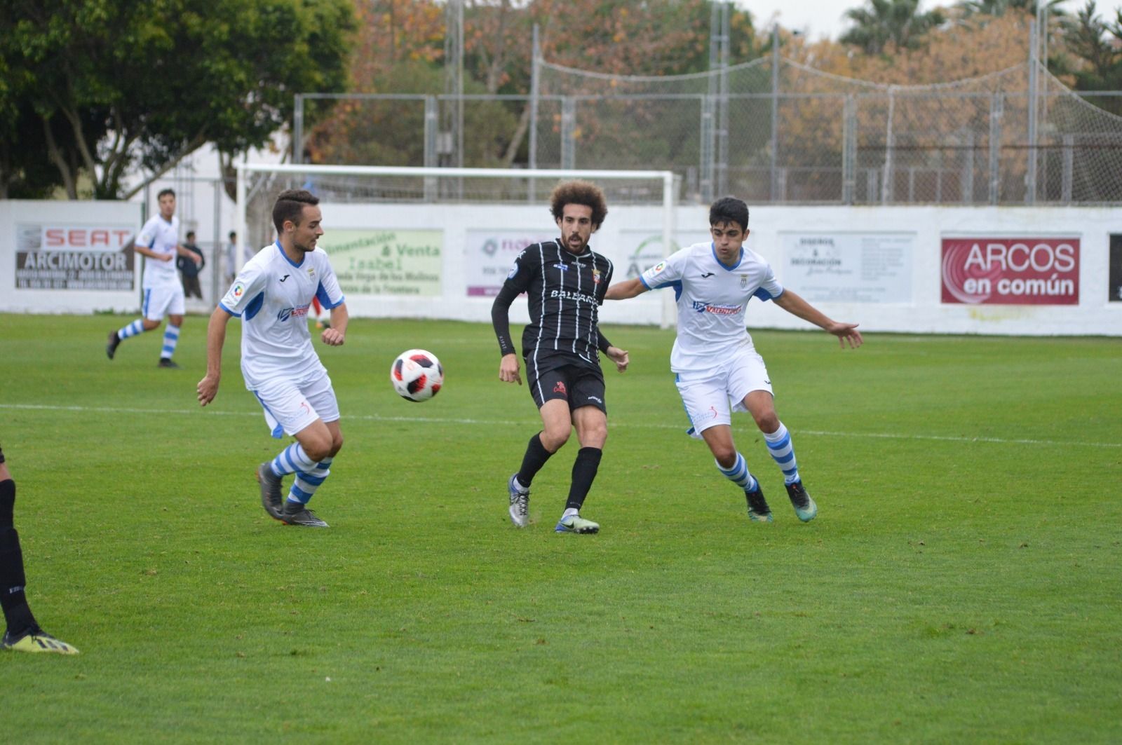 Willy, vigilado por dos jugadores del Arcos.