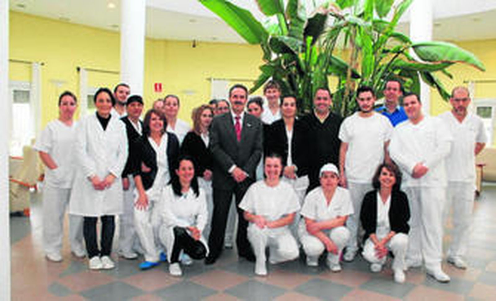 El delegado territorial de Igualdad, Salud y Políticas Sociales, Alfredo Valdivia, con trabajadores de la residencia San Rafael durante su visita.