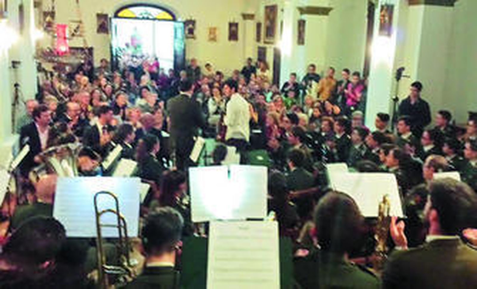 La banda de música Maestro Agripino Lozano durante el concierto que ayer ofreció en el convento de las Capuchinas.
