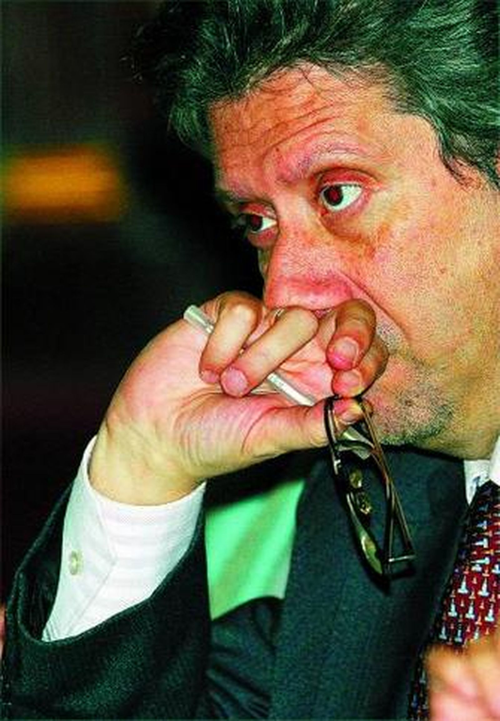 Enrique Salvo, pensativo, en uno de los Plenos municipales.