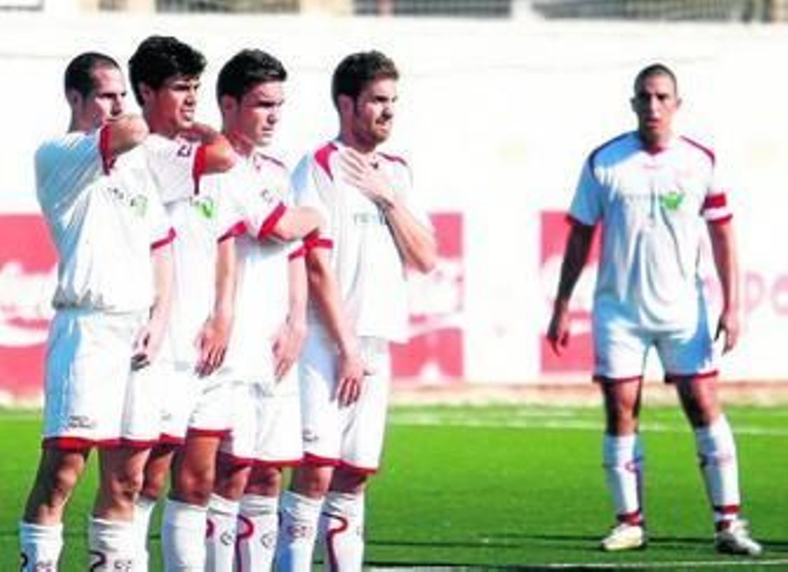 Jugadores palmerinos forman una barrera ante una falta del filial xerecista durante el choque de ayer.