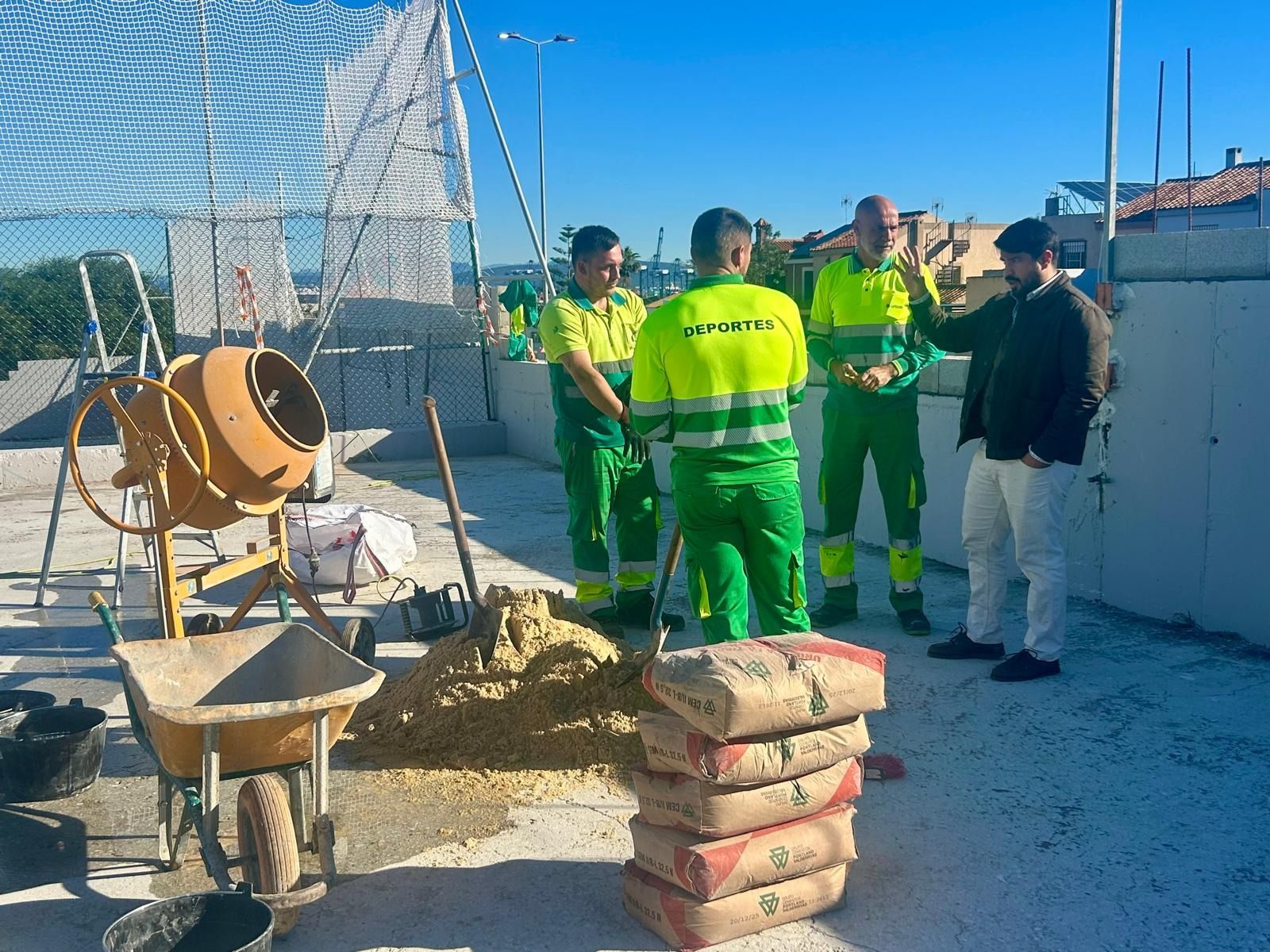 Resparaciones en el polideportivo Loren, en San García.