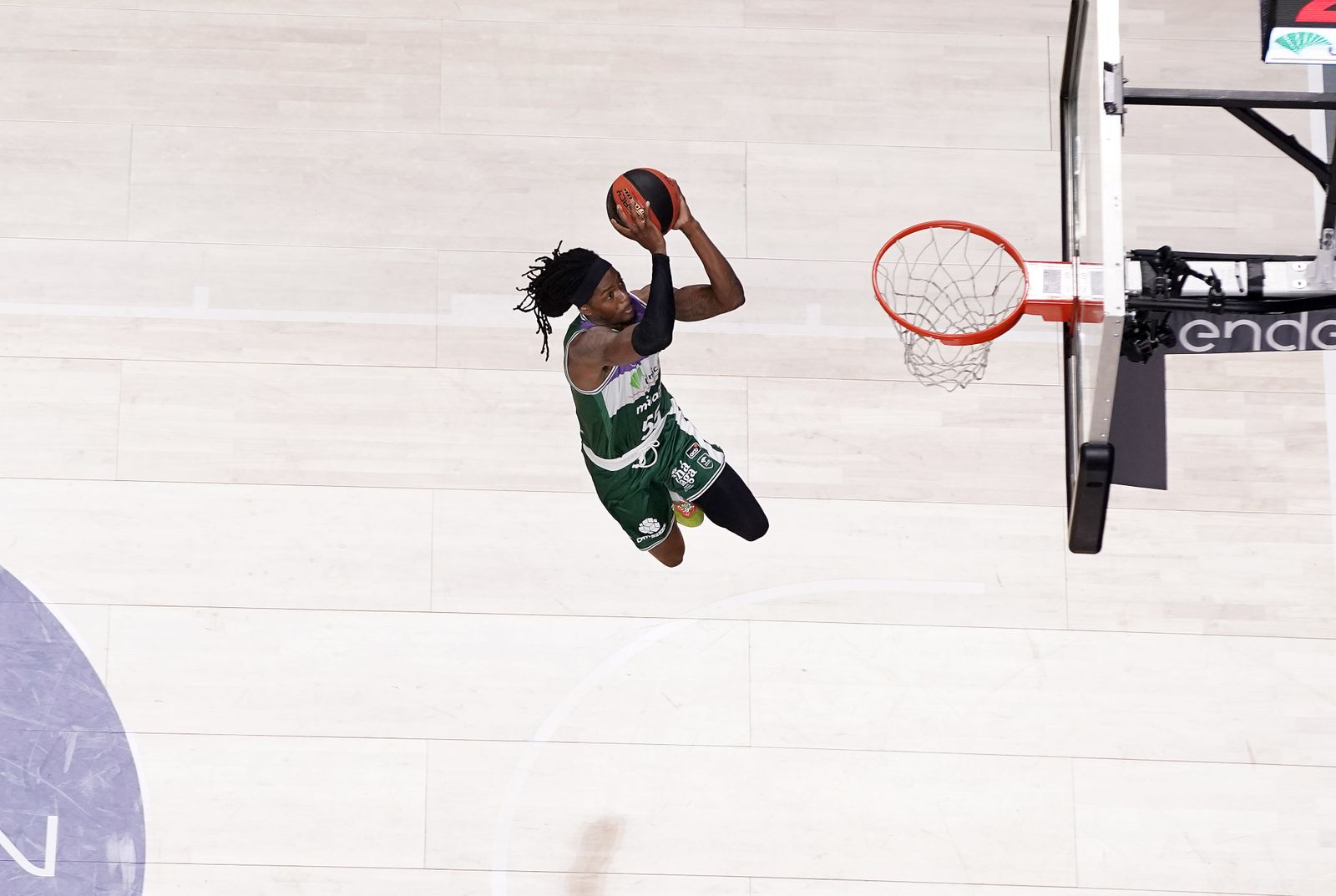 Kendrick Perry ataca el aro.