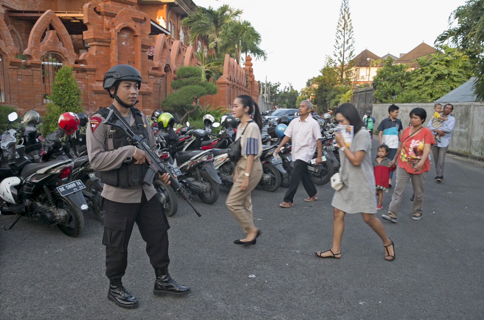 Las imágenes del triple atentado contra la minoría cristiana en Indonesia