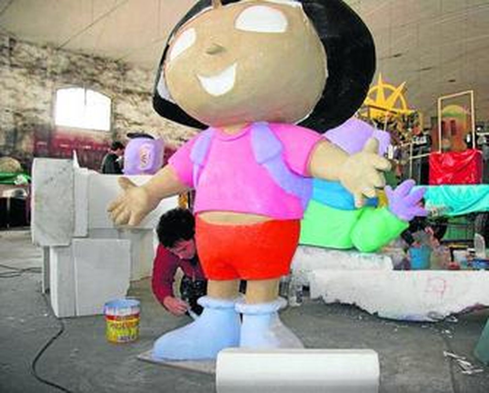 Últimos detalles a una de las figuras que decorarán las carrozas de la cabalgata de Reyes.