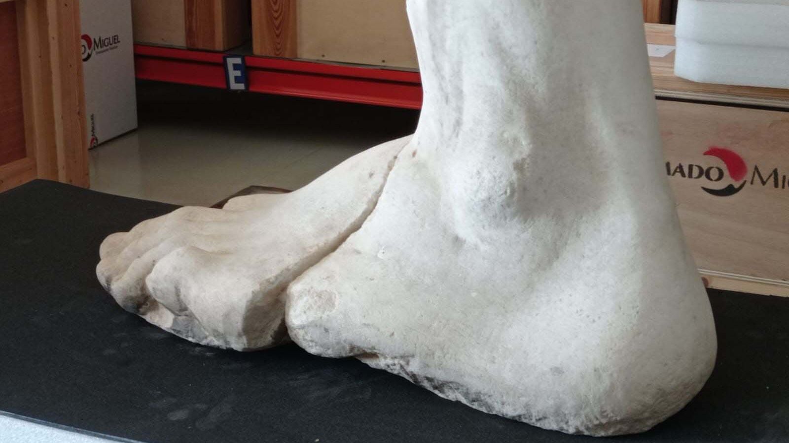 Pie de estatua colosal que forma parte del conjunto adquirido.