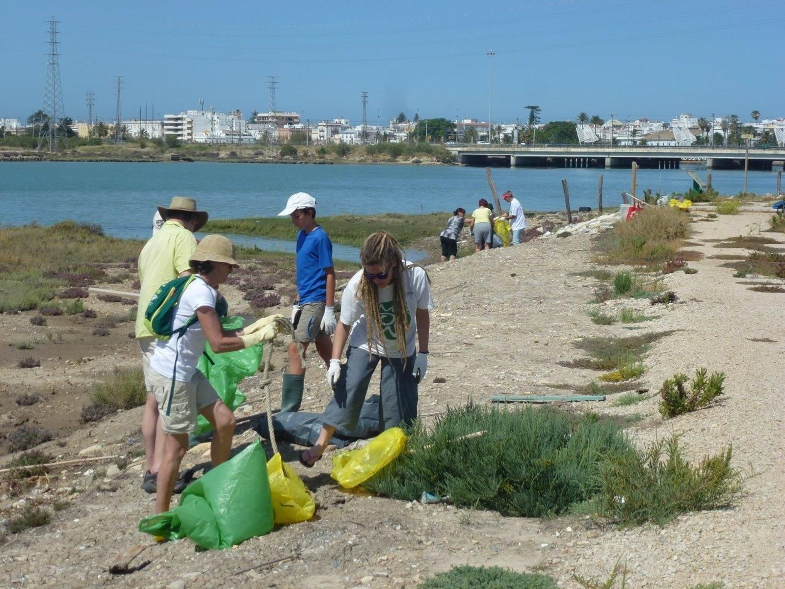 Voluntarios de Ecologistas en Acción, trabajando en la Salina de San José.