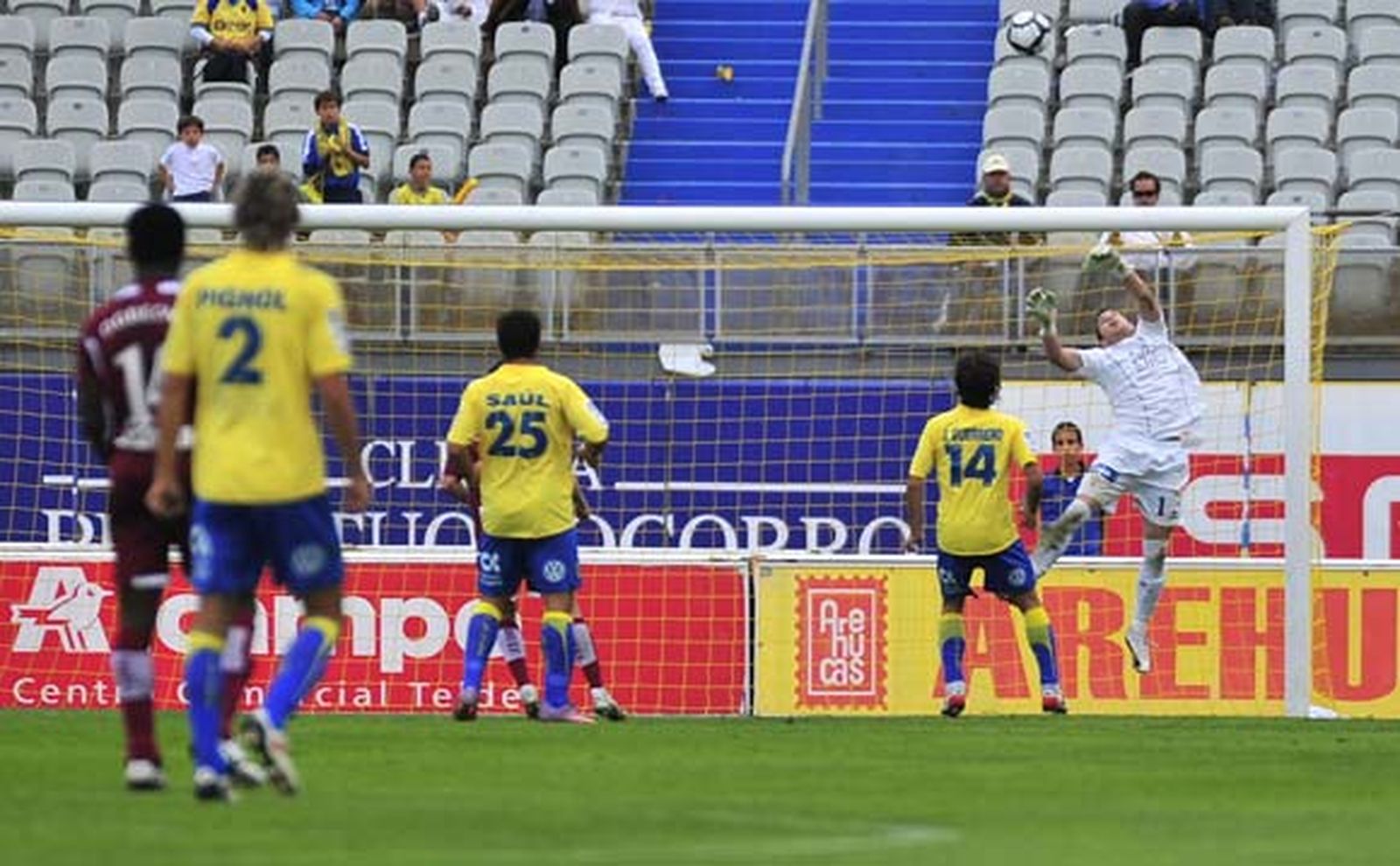 La UD Las Palmas y el Cádiz firmaron tablas en un discreto partido (1-1) que deja a los de Víctor Espárrago en puestos de descenso

Foto: LOF
