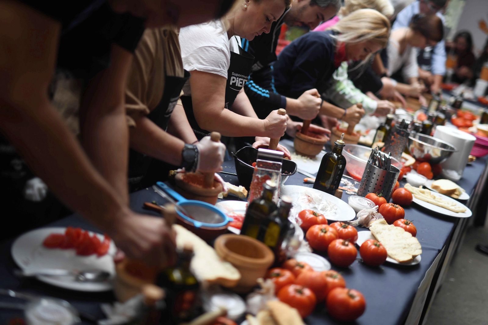 Aficionados a la cocina en el II Concurso Nacional Amateur del Salmorejo Cordobés.