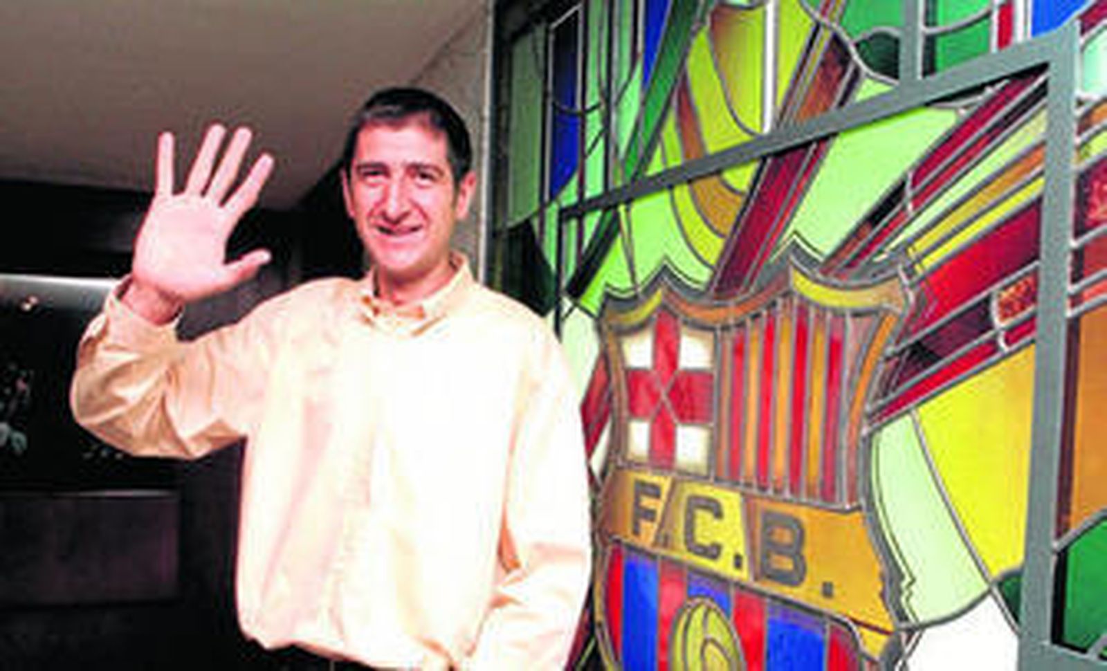 Andrés Jiménez hace el ademán de despedida en la sede del Fútbol Club Barcelona, tras su retirada.