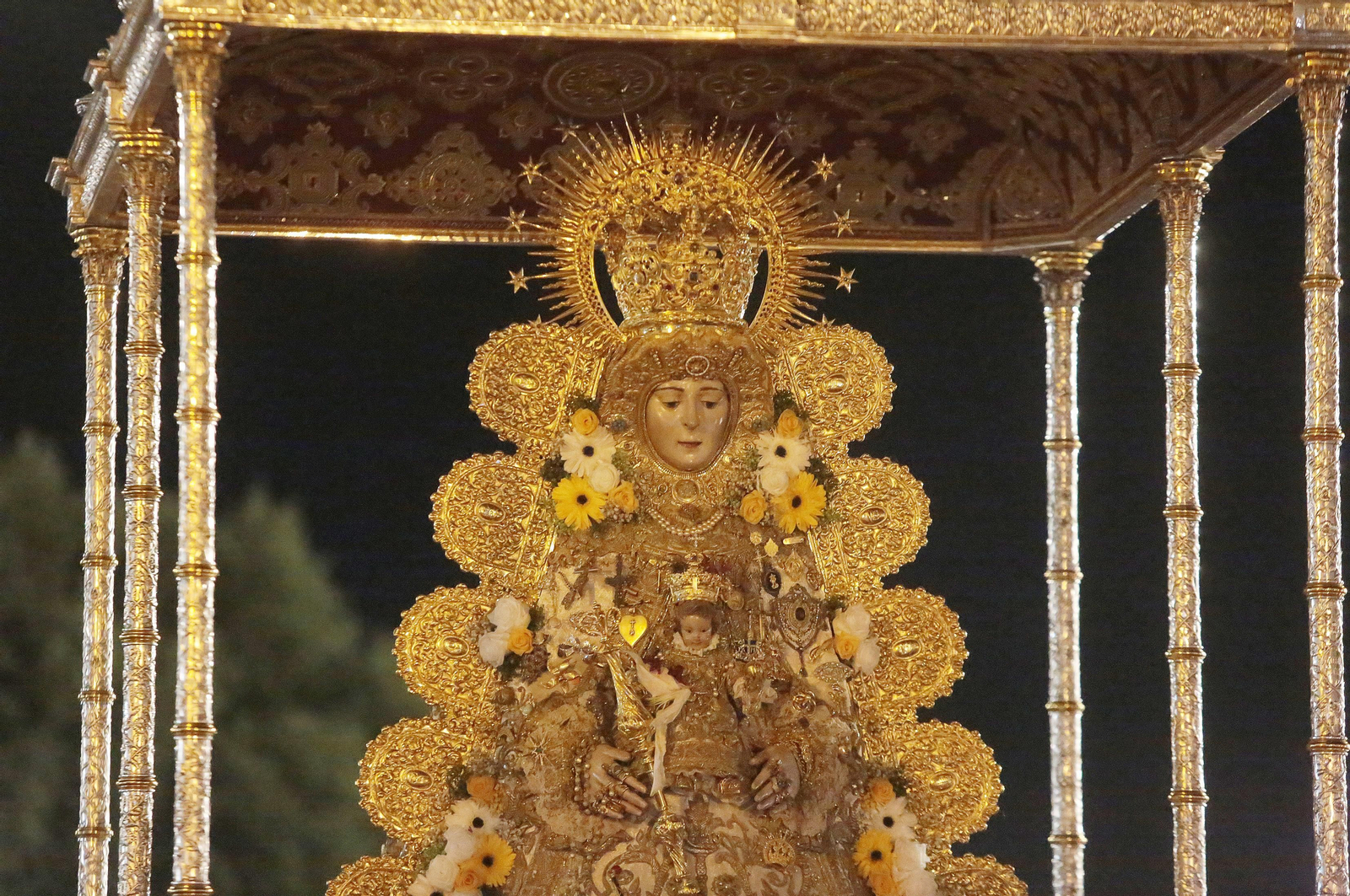 El Rocío 2023: Salto a la reja y procesión de la Virgen del Rocío en imágenes