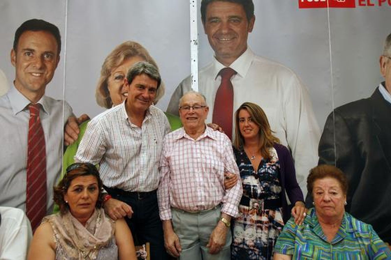 El candidato socialista a la alcaldía, Ignacio garcía de Quirós y una de las integrantes de su candidatura, junto a uno de los galardonados con el premio de la Rosa de Plata y sus familiares ayer en el acto celebrado en la caseta del PSOE.